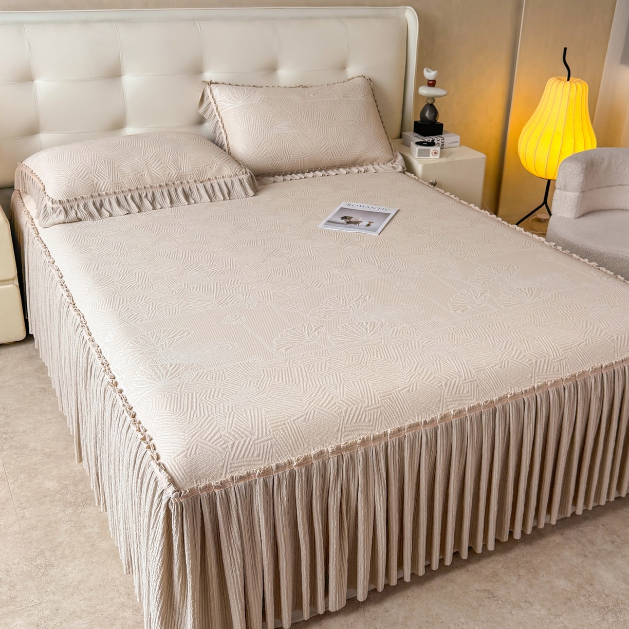 91家纺网 家纺一手货源 找家纺 牵梦萦家纺 2026新款立体浮雕压花工艺凉感豆豆凉席-床裙款 荷塘月色-香槟