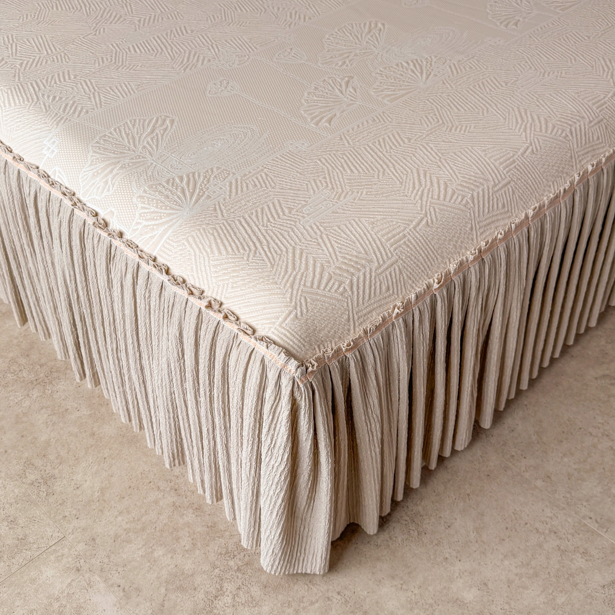 91家纺网 家纺一手货源 找家纺 牵梦萦家纺 2026新款立体浮雕压花工艺凉感豆豆凉席-床裙款 荷塘月色-香槟