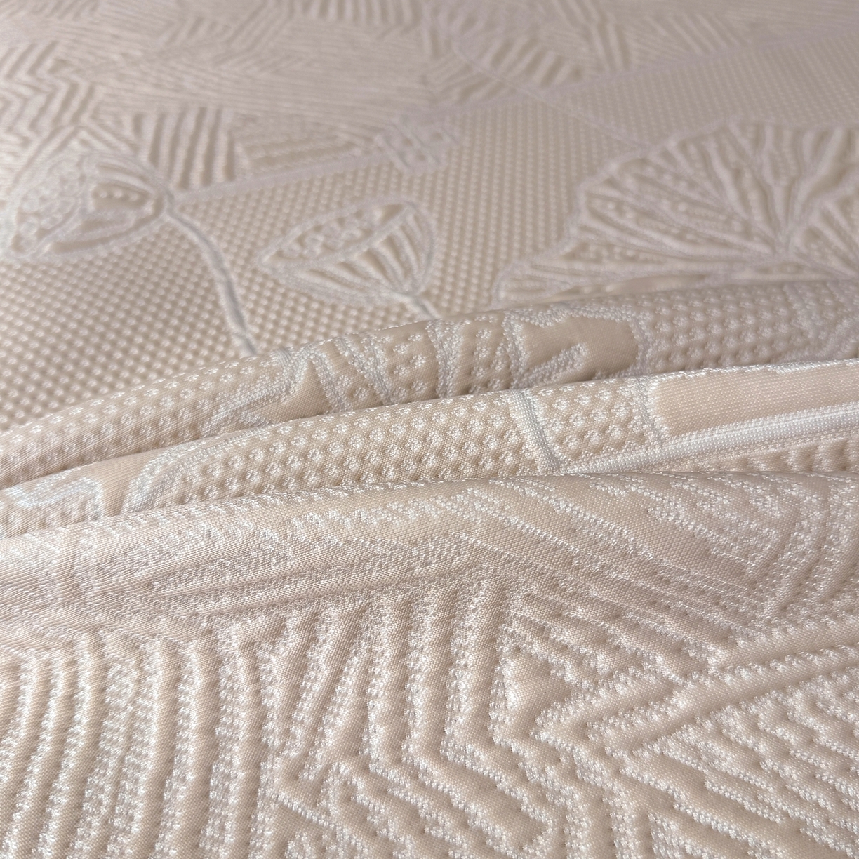 91家纺网 家纺一手货源 找家纺 牵梦萦家纺 2026新款立体浮雕压花工艺凉感豆豆凉席-床裙款 荷塘月色-香槟