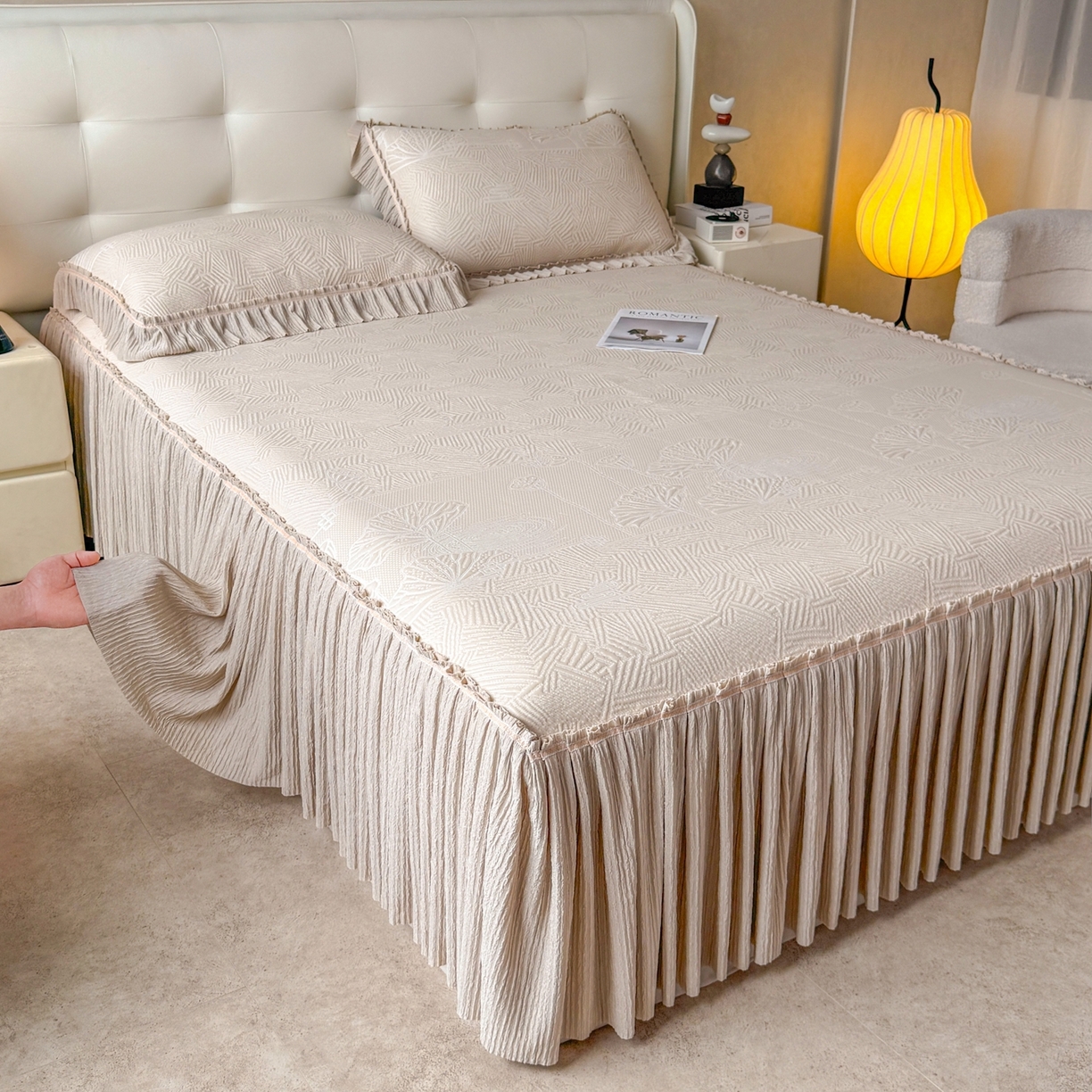 91家纺网 家纺一手货源 找家纺 牵梦萦家纺 2026新款立体浮雕压花工艺凉感豆豆凉席-床裙款 荷塘月色-香槟