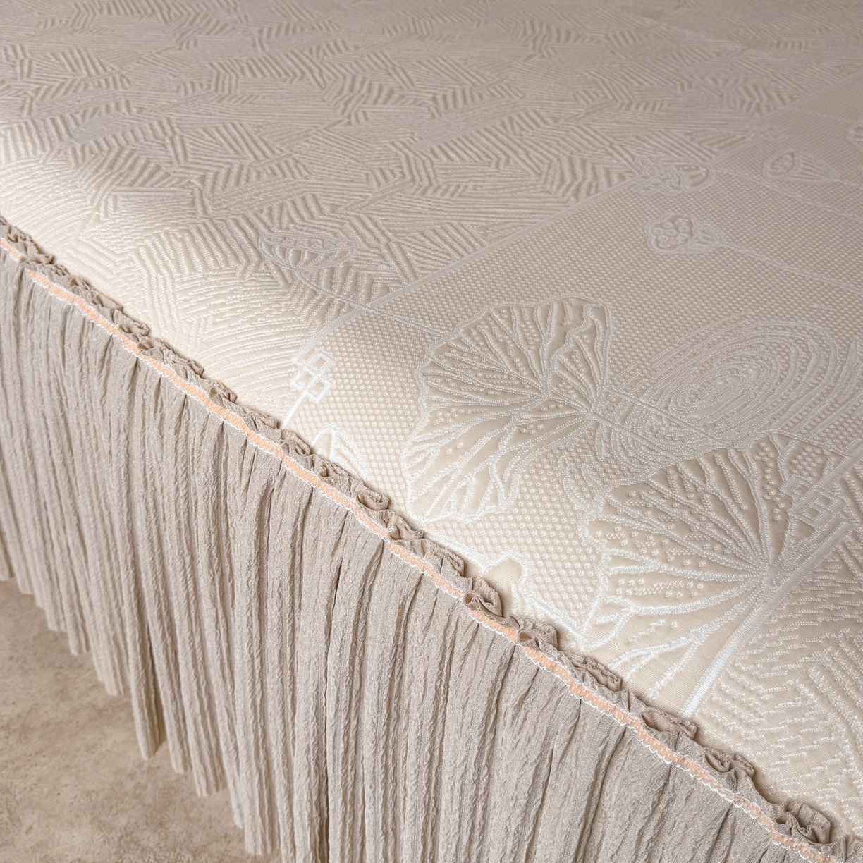 91家纺网 家纺一手货源 找家纺 牵梦萦家纺 2026新款立体浮雕压花工艺凉感豆豆凉席-床裙款 荷塘月色-香槟