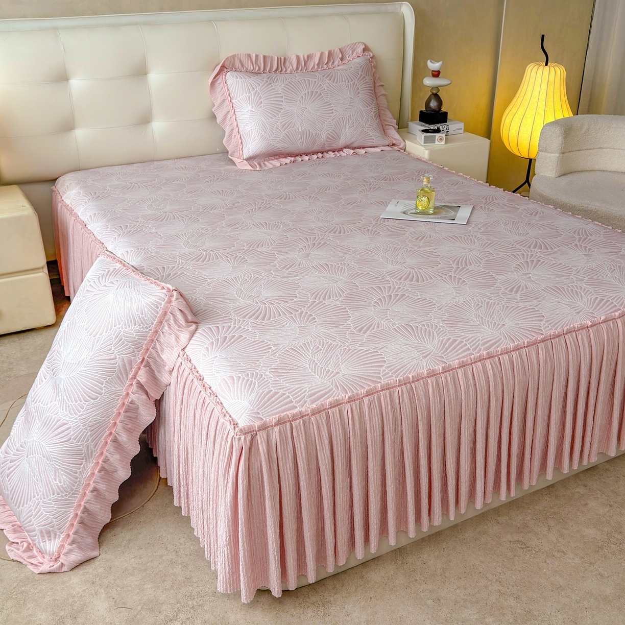 91家纺网 家纺一手货源 找家纺 牵梦萦家纺 2026新款立体浮雕压花工艺凉感豆豆凉席-床裙款 银杏叶-粉色