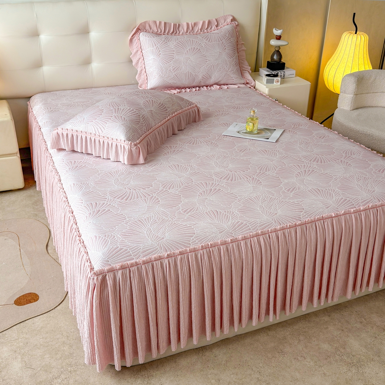 91家纺网 家纺一手货源 找家纺 牵梦萦家纺 2026新款立体浮雕压花工艺凉感豆豆凉席-床裙款 银杏叶-粉色