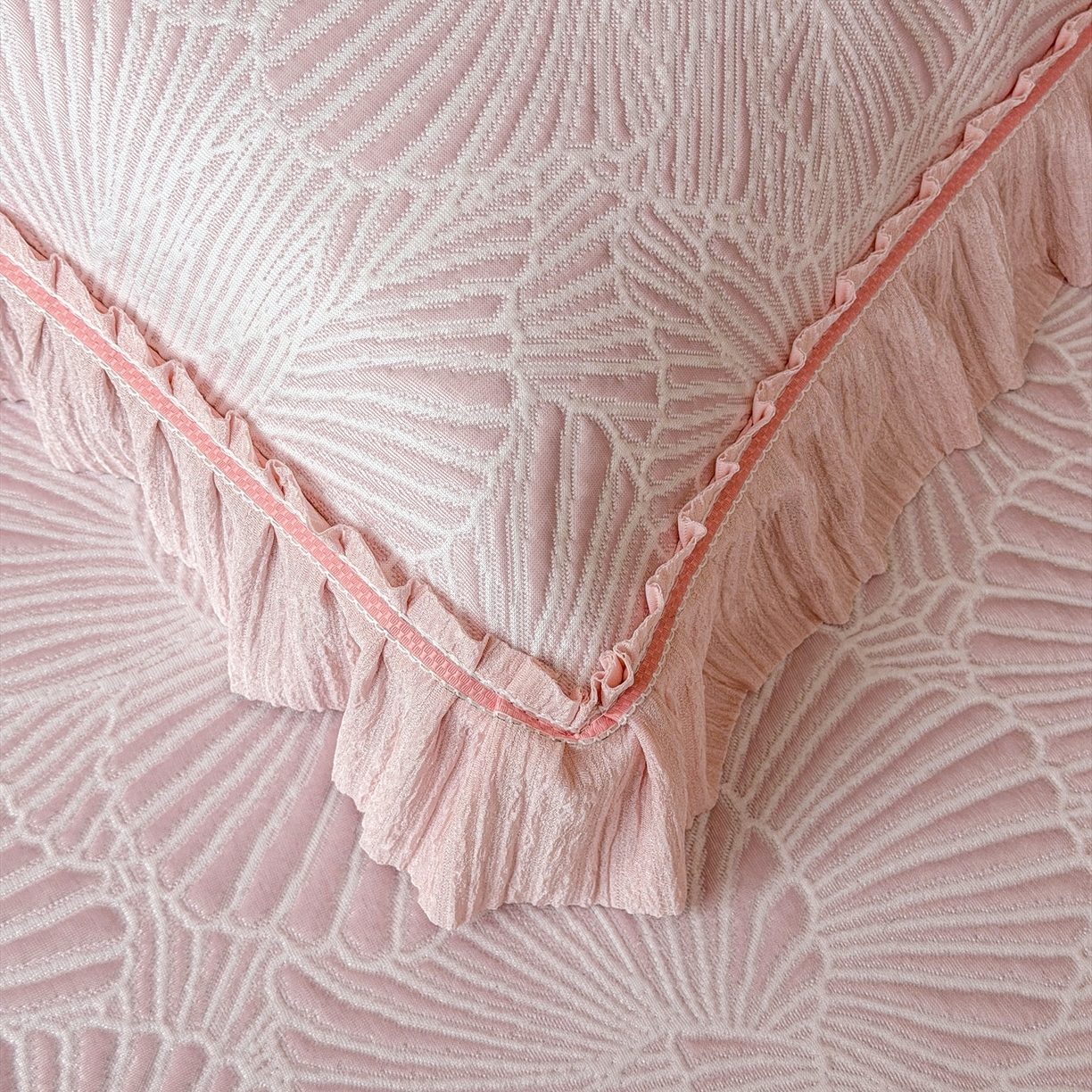 91家纺网 家纺一手货源 找家纺 牵梦萦家纺 2026新款立体浮雕压花工艺凉感豆豆凉席-床裙款 银杏叶-粉色