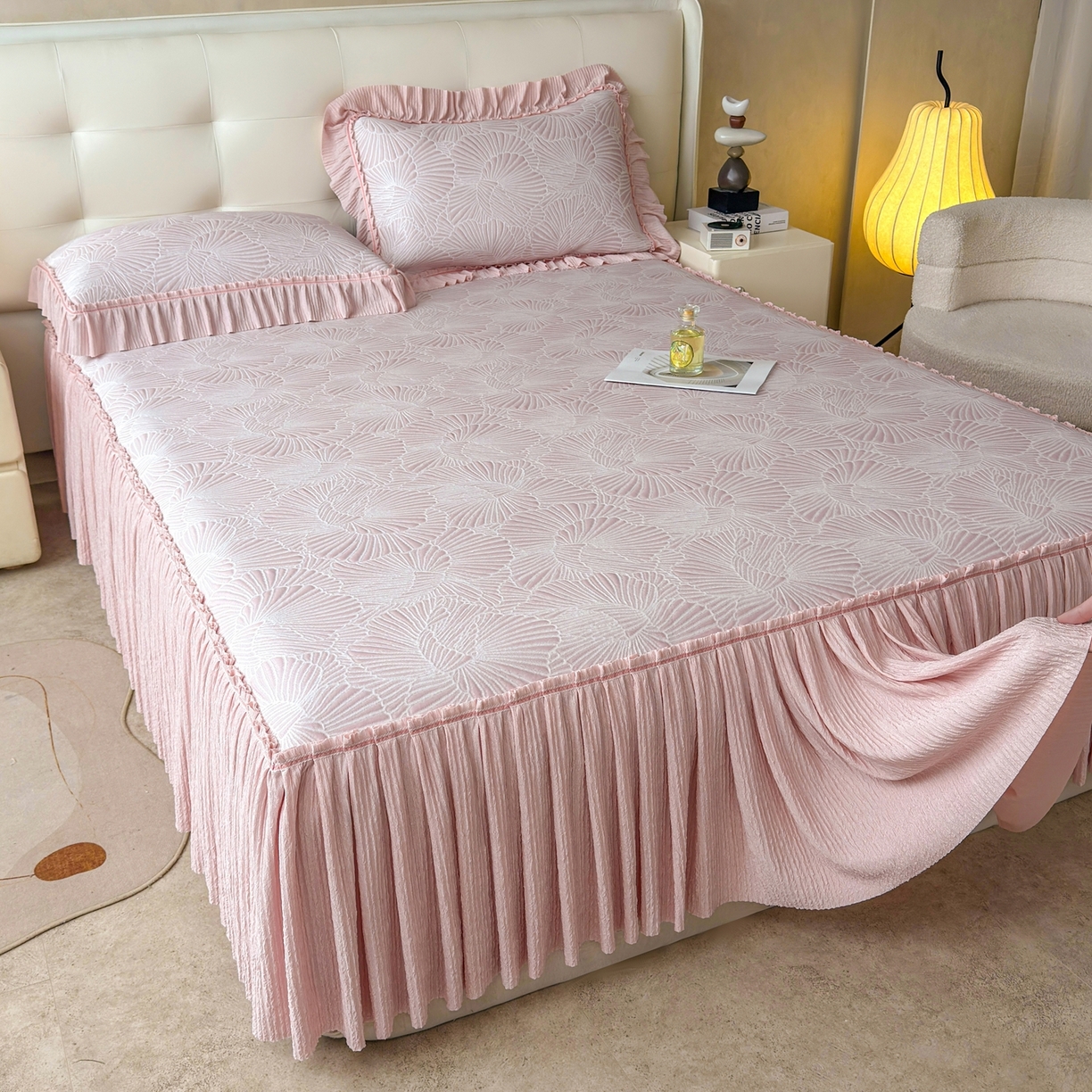 91家纺网 家纺一手货源 找家纺 牵梦萦家纺 2026新款立体浮雕压花工艺凉感豆豆凉席-床裙款 银杏叶-粉色