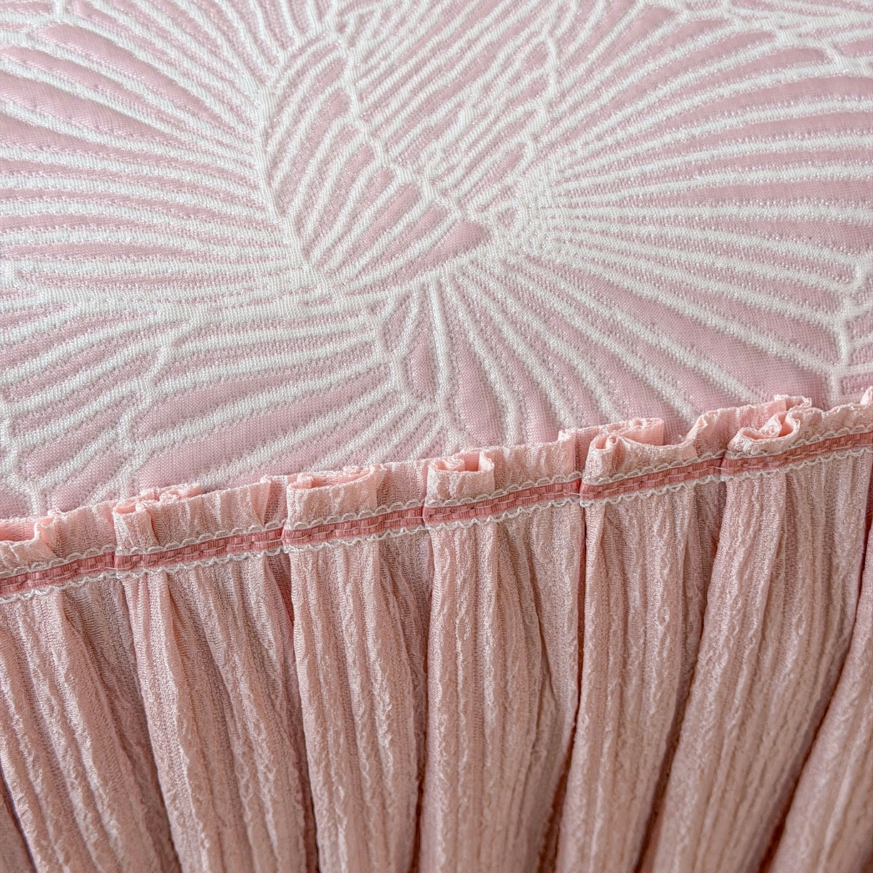 91家纺网 家纺一手货源 找家纺 牵梦萦家纺 2026新款立体浮雕压花工艺凉感豆豆凉席-床裙款 银杏叶-粉色