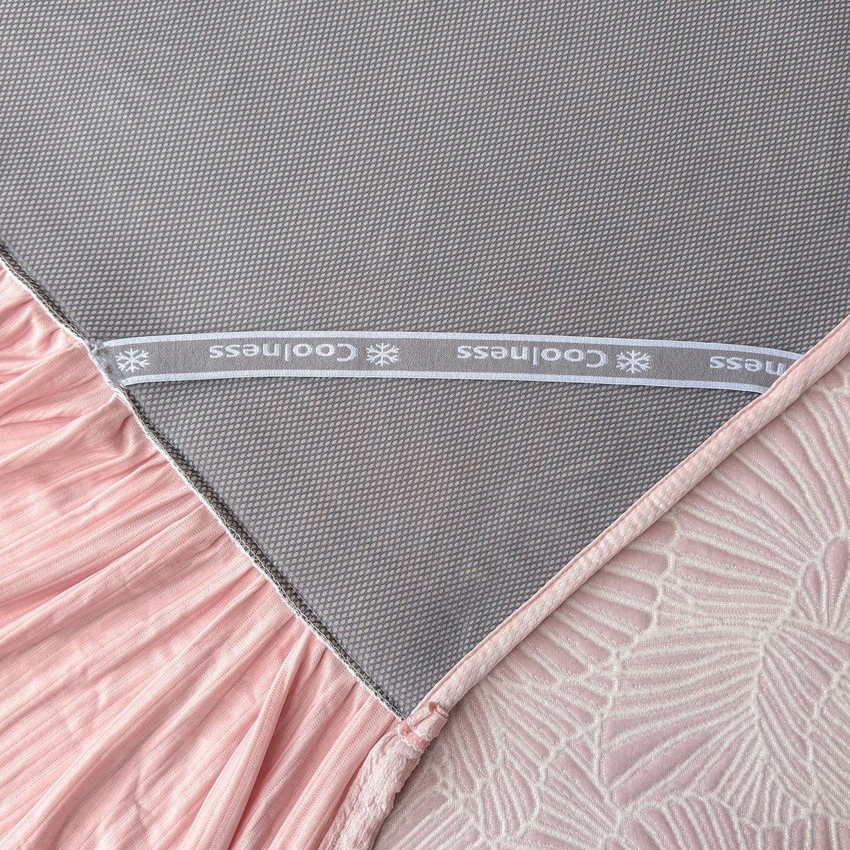 91家纺网 家纺一手货源 找家纺 牵梦萦家纺 2026新款立体浮雕压花工艺凉感豆豆凉席-床裙款 银杏叶-粉色