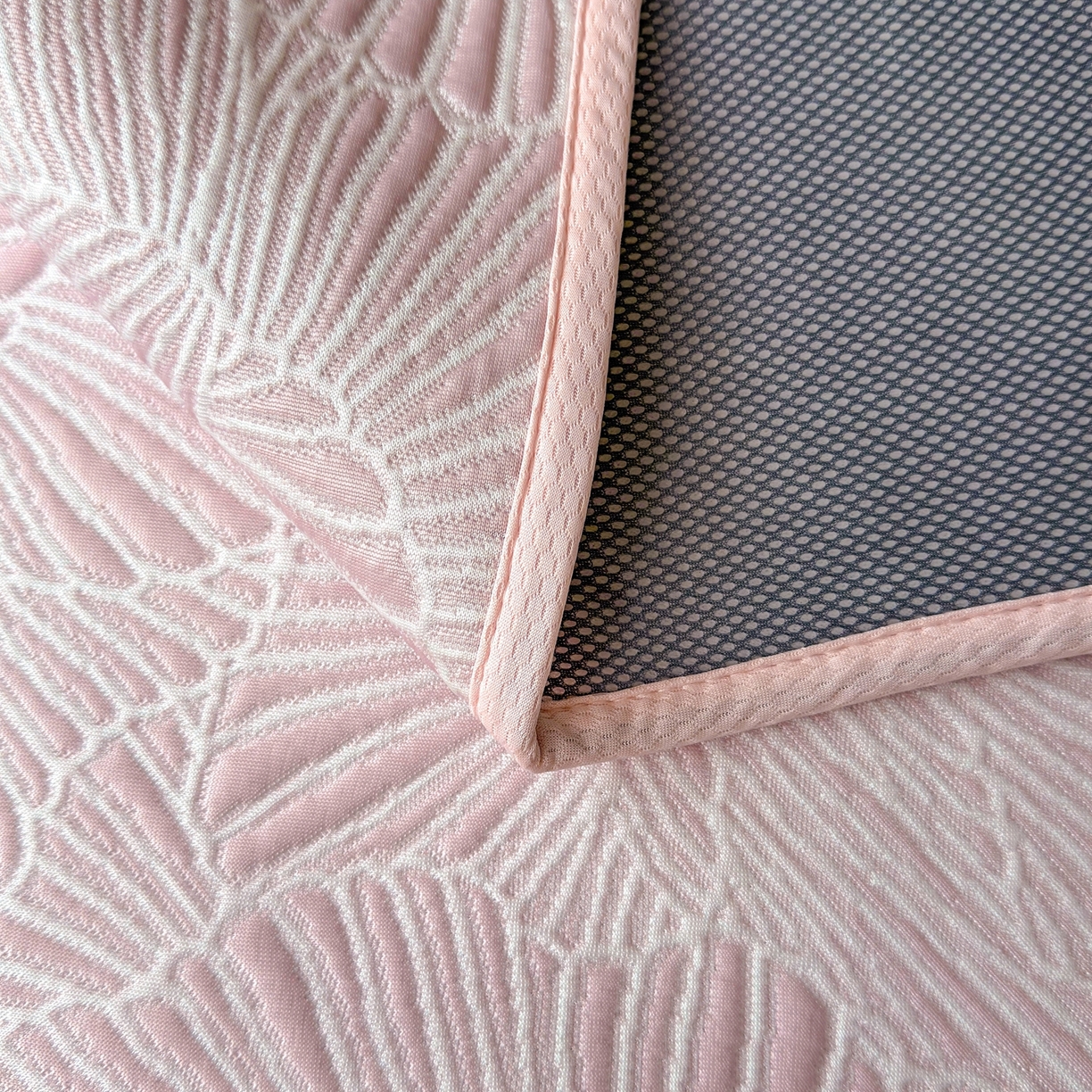 91家纺网 家纺一手货源 找家纺 牵梦萦家纺 2026新款立体浮雕压花工艺凉感豆豆凉席-床裙款 银杏叶-粉色