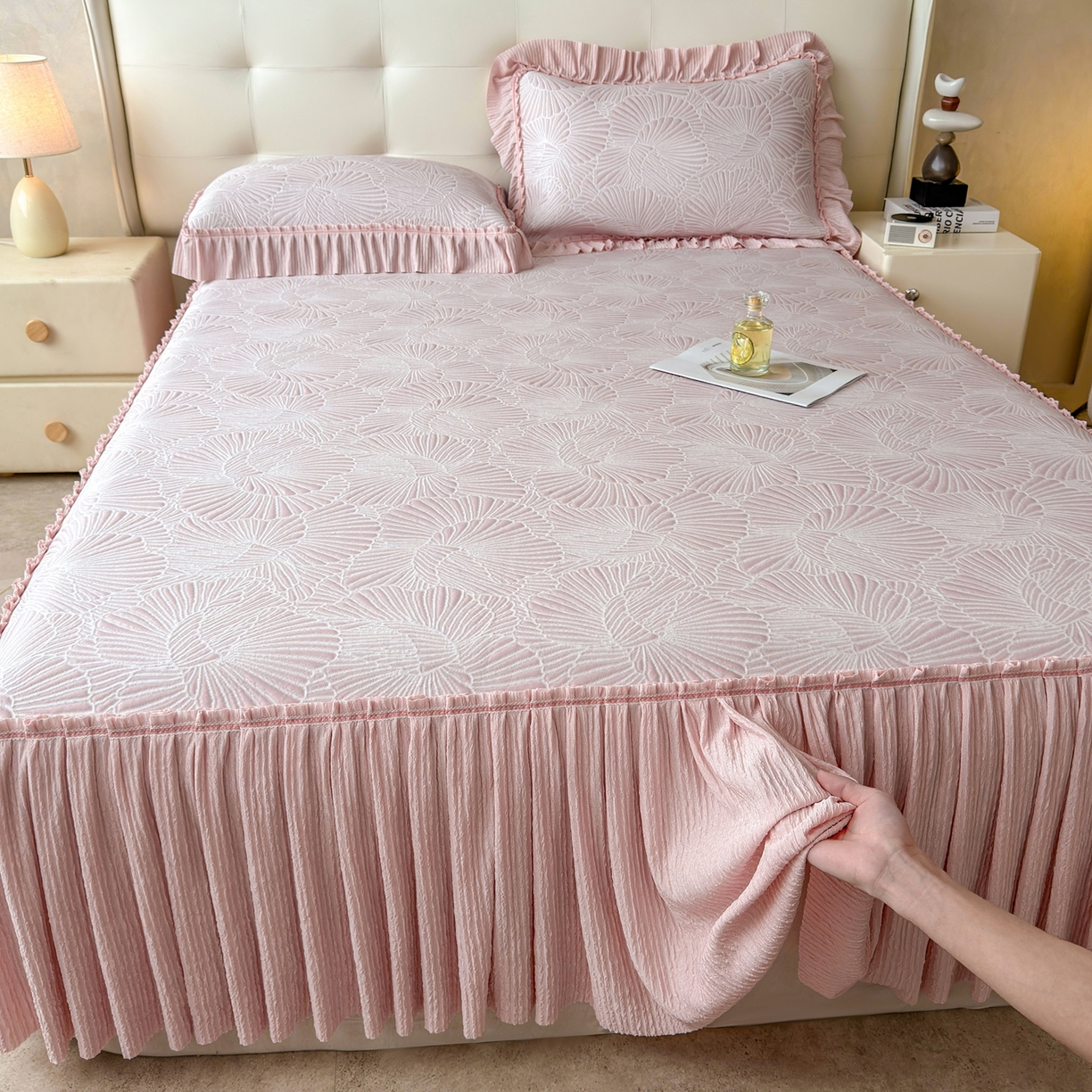 91家纺网 家纺一手货源 找家纺 牵梦萦家纺 2026新款立体浮雕压花工艺凉感豆豆凉席-床裙款 银杏叶-粉色