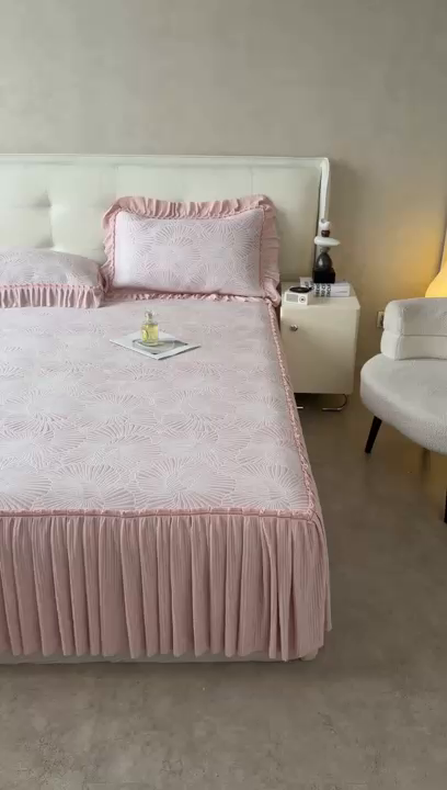 91家纺网 家纺一手货源 找家纺 牵梦萦家纺 2026新款立体浮雕压花工艺凉感豆豆凉席-床裙款 银杏叶-粉色