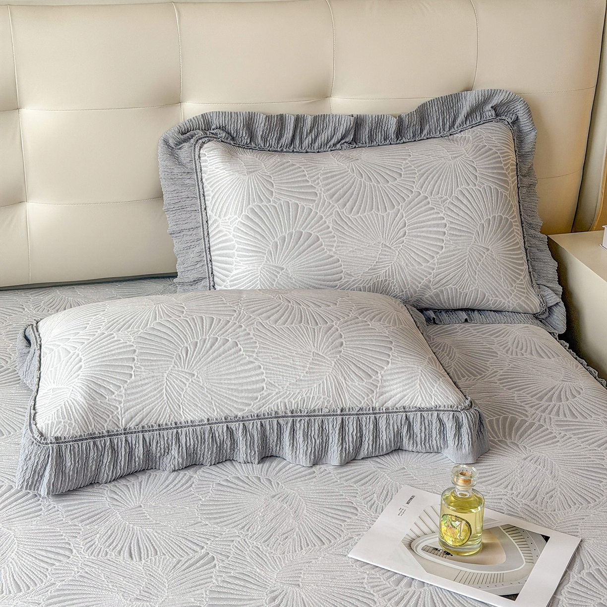 91家纺网 家纺一手货源 找家纺 牵梦萦家纺 2026新款立体浮雕压花工艺凉感豆豆凉席-床裙款 银杏叶-灰色