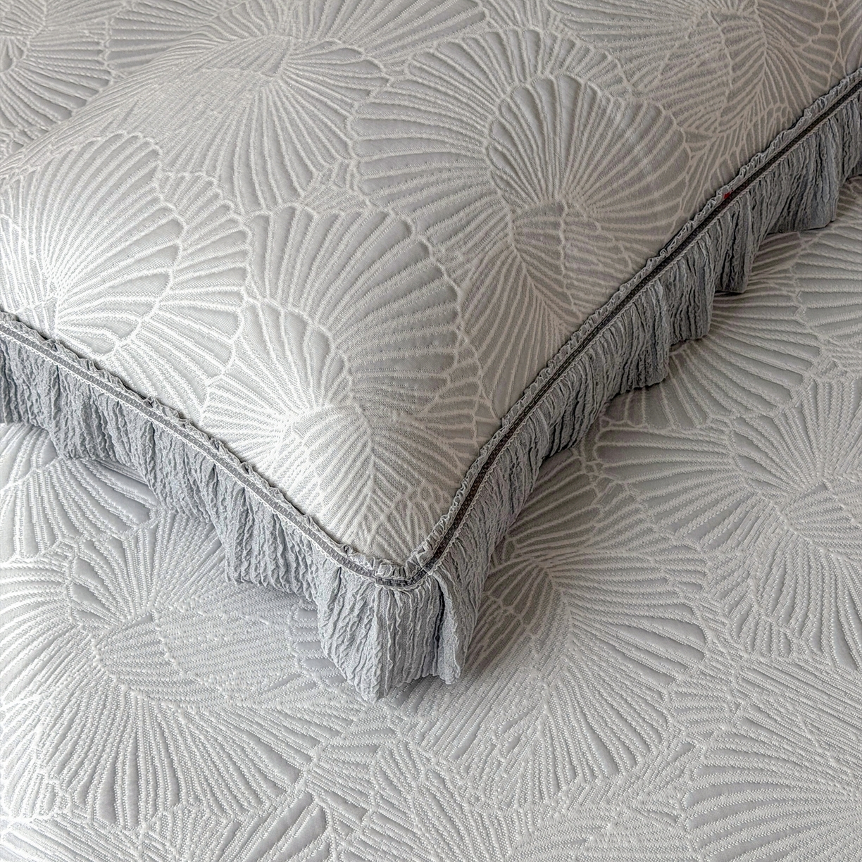 91家纺网 家纺一手货源 找家纺 牵梦萦家纺 2026新款立体浮雕压花工艺凉感豆豆凉席-床裙款 银杏叶-灰色