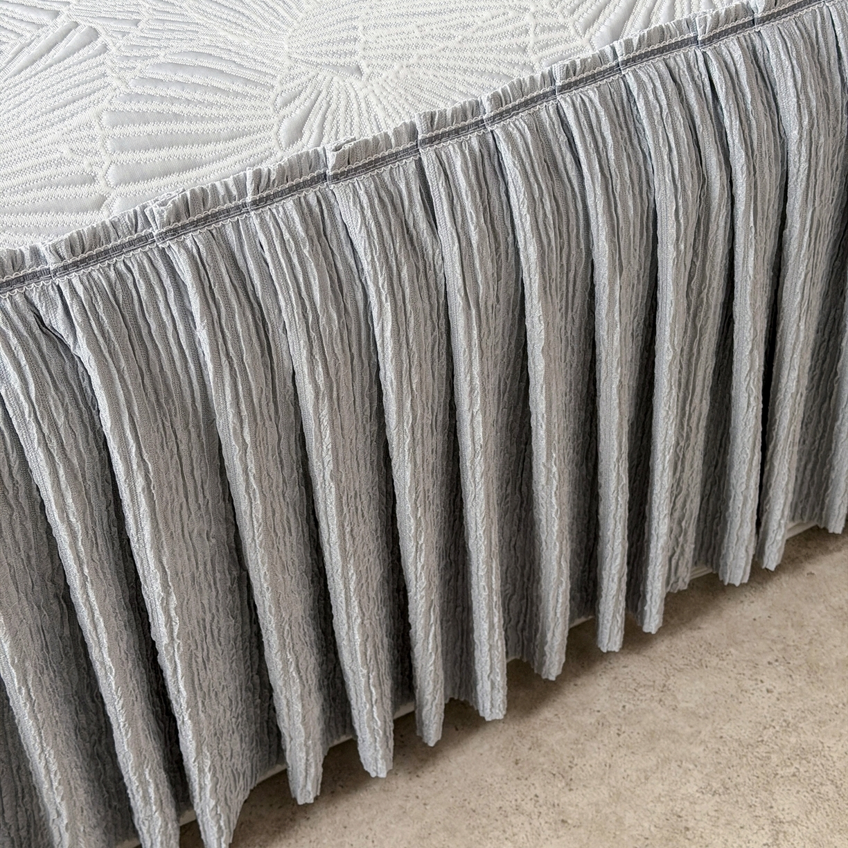 91家纺网 家纺一手货源 找家纺 牵梦萦家纺 2026新款立体浮雕压花工艺凉感豆豆凉席-床裙款 银杏叶-灰色