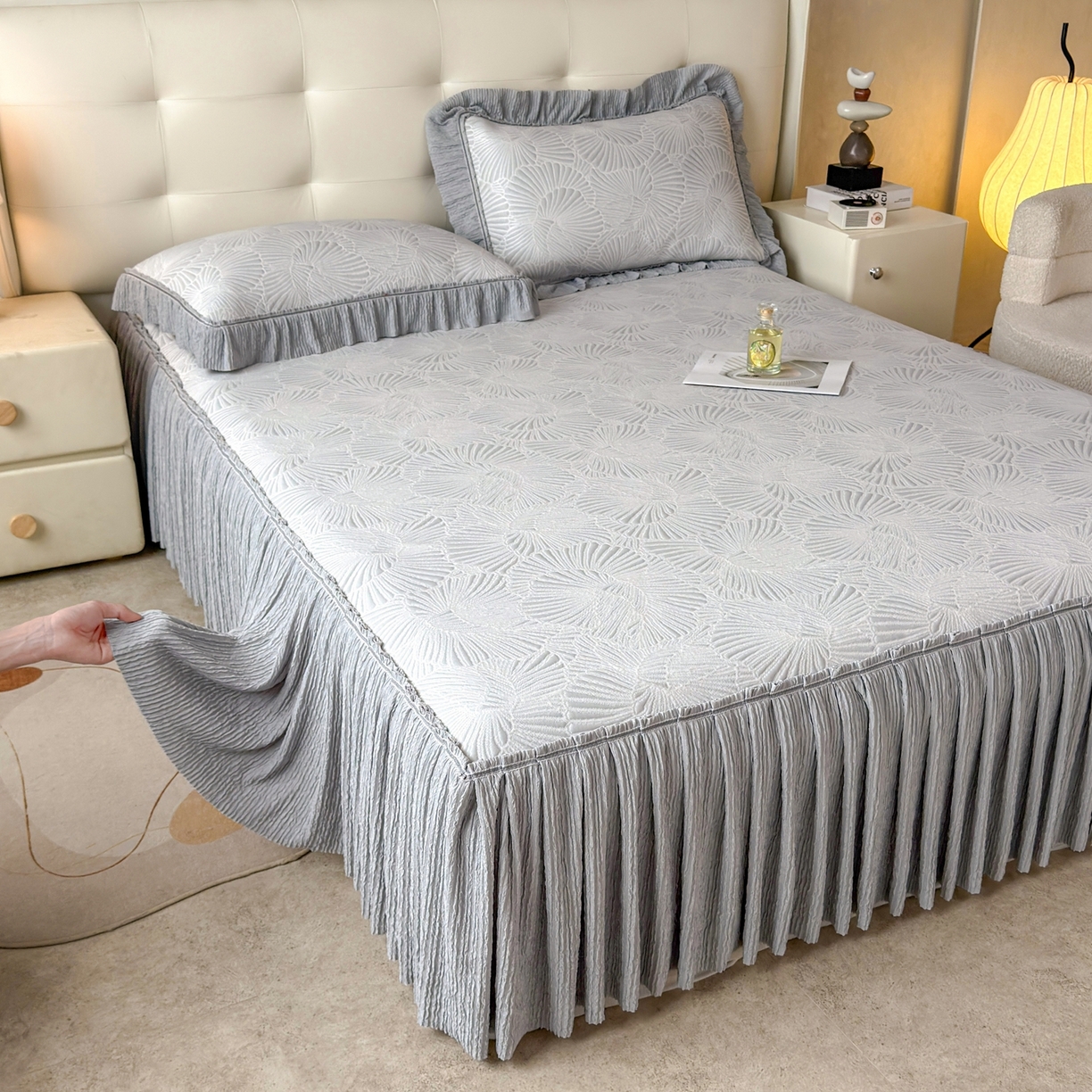 91家纺网 家纺一手货源 找家纺 牵梦萦家纺 2026新款立体浮雕压花工艺凉感豆豆凉席-床裙款 银杏叶-灰色