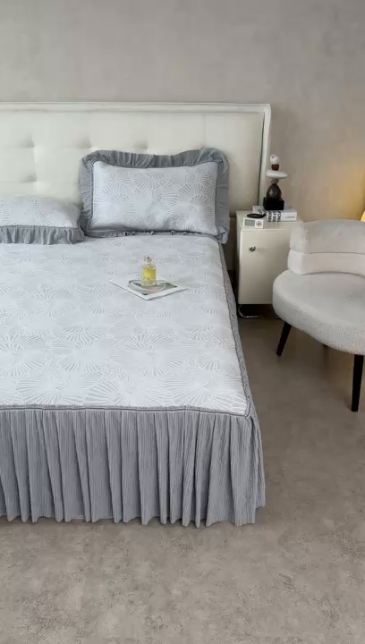 91家纺网 家纺一手货源 找家纺 牵梦萦家纺 2026新款立体浮雕压花工艺凉感豆豆凉席-床裙款 银杏叶-灰色