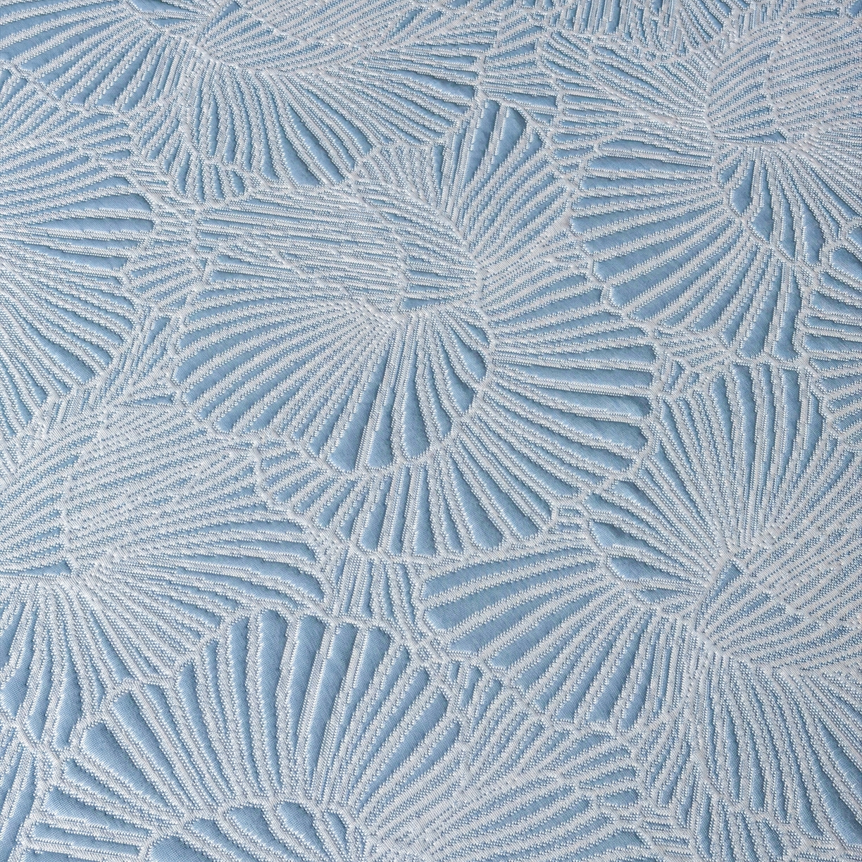 91家纺网 家纺一手货源 找家纺 牵梦萦家纺 2026新款立体浮雕压花工艺凉感豆豆凉席-床裙款 银杏叶-蓝色