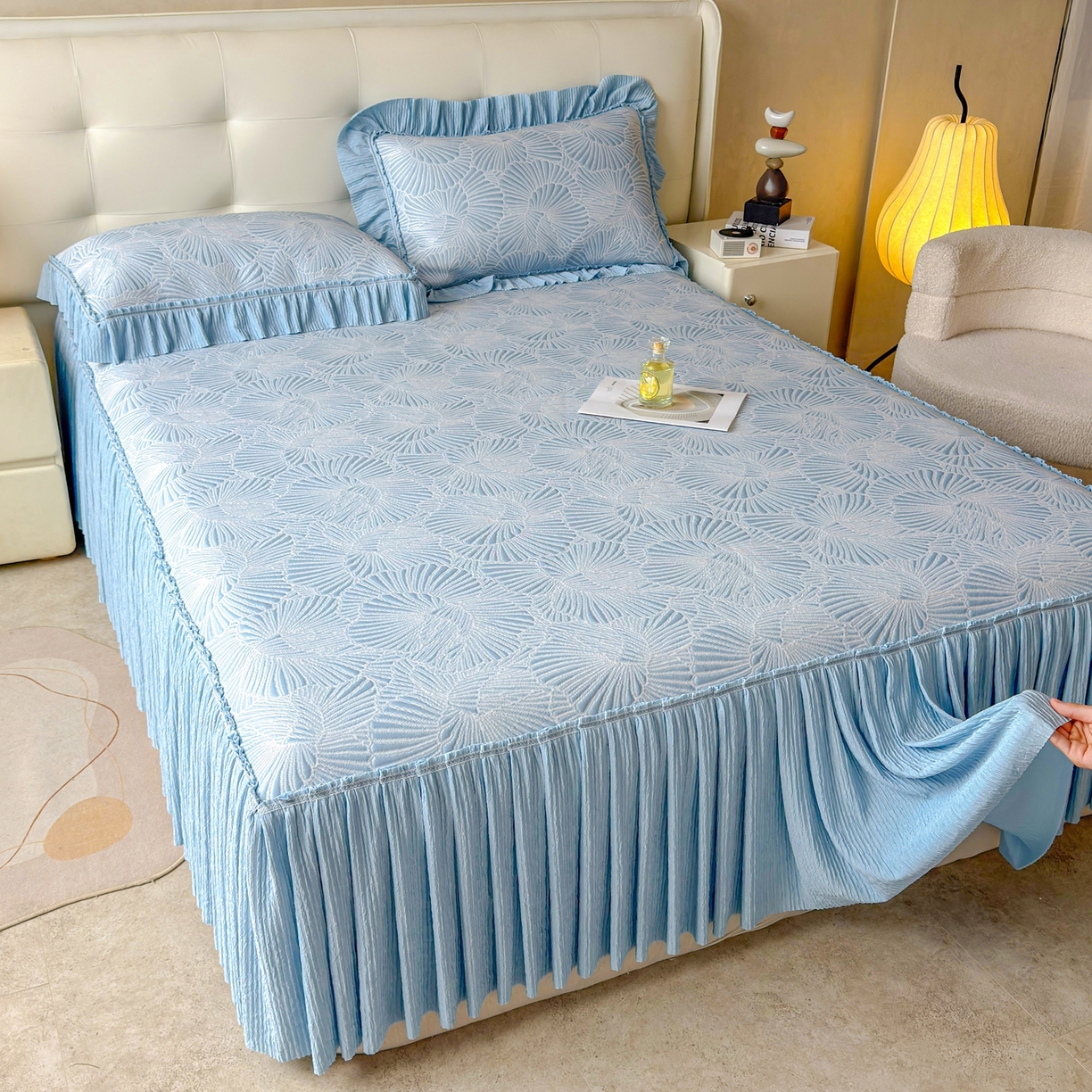 91家纺网 家纺一手货源 找家纺 牵梦萦家纺 2026新款立体浮雕压花工艺凉感豆豆凉席-床裙款 银杏叶-蓝色