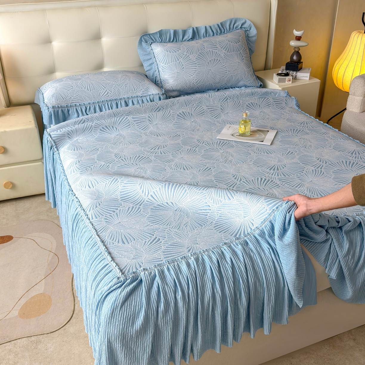 91家纺网 家纺一手货源 找家纺 牵梦萦家纺 2026新款立体浮雕压花工艺凉感豆豆凉席-床裙款 银杏叶-蓝色