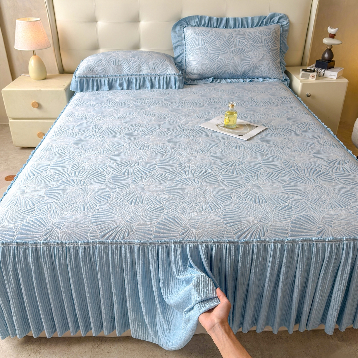 91家纺网 家纺一手货源 找家纺 牵梦萦家纺 2026新款立体浮雕压花工艺凉感豆豆凉席-床裙款 银杏叶-蓝色