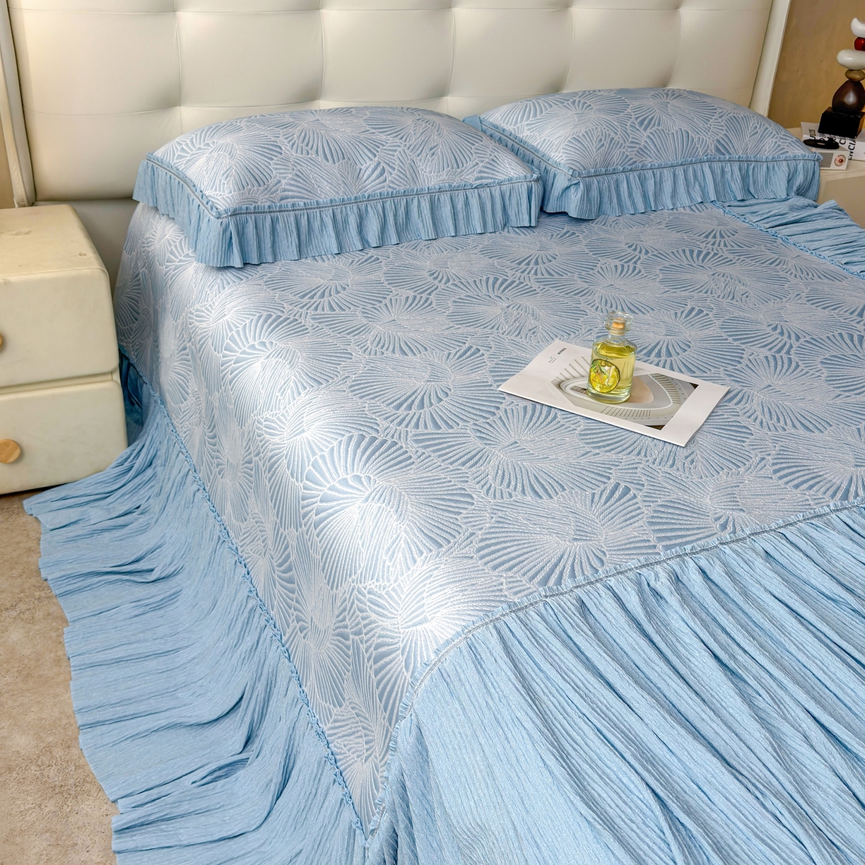 91家纺网 家纺一手货源 找家纺 牵梦萦家纺 2026新款立体浮雕压花工艺凉感豆豆凉席-床裙款 银杏叶-蓝色