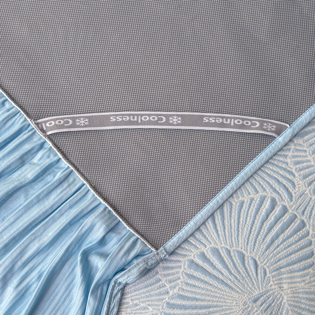 91家纺网 家纺一手货源 找家纺 牵梦萦家纺 2026新款立体浮雕压花工艺凉感豆豆凉席-床裙款 银杏叶-蓝色