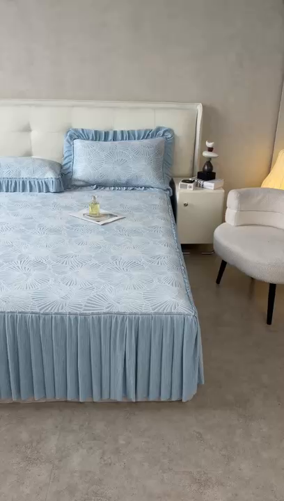 91家纺网 家纺一手货源 找家纺 牵梦萦家纺 2026新款立体浮雕压花工艺凉感豆豆凉席-床裙款 银杏叶-蓝色