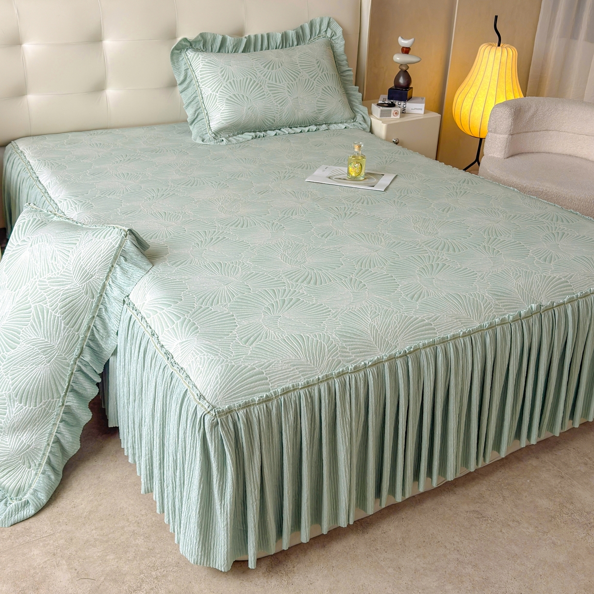 91家纺网 家纺一手货源 找家纺 牵梦萦家纺 2026新款立体浮雕压花工艺凉感豆豆凉席-床裙款 银杏叶-绿色