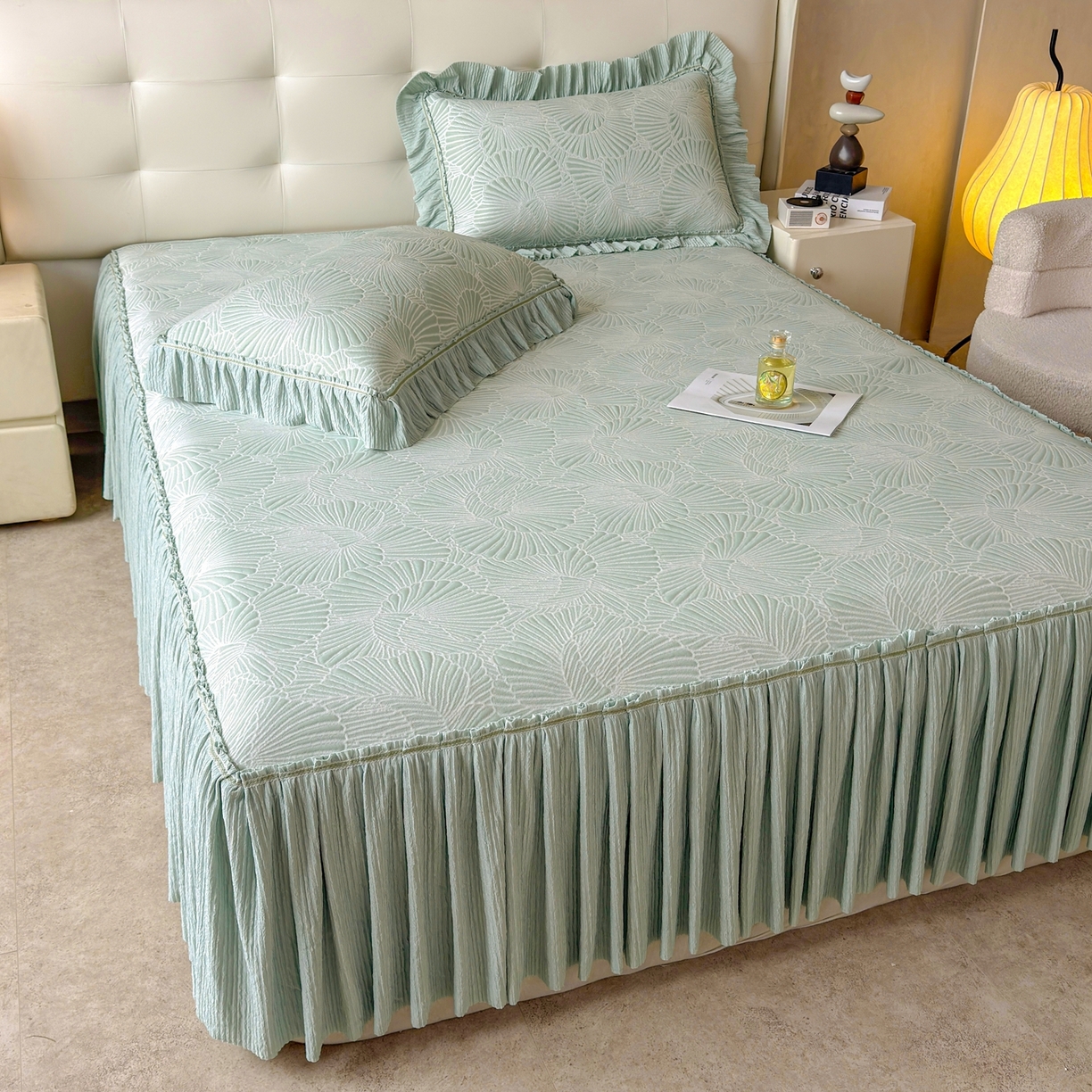 91家纺网 家纺一手货源 找家纺 牵梦萦家纺 2026新款立体浮雕压花工艺凉感豆豆凉席-床裙款 银杏叶-绿色