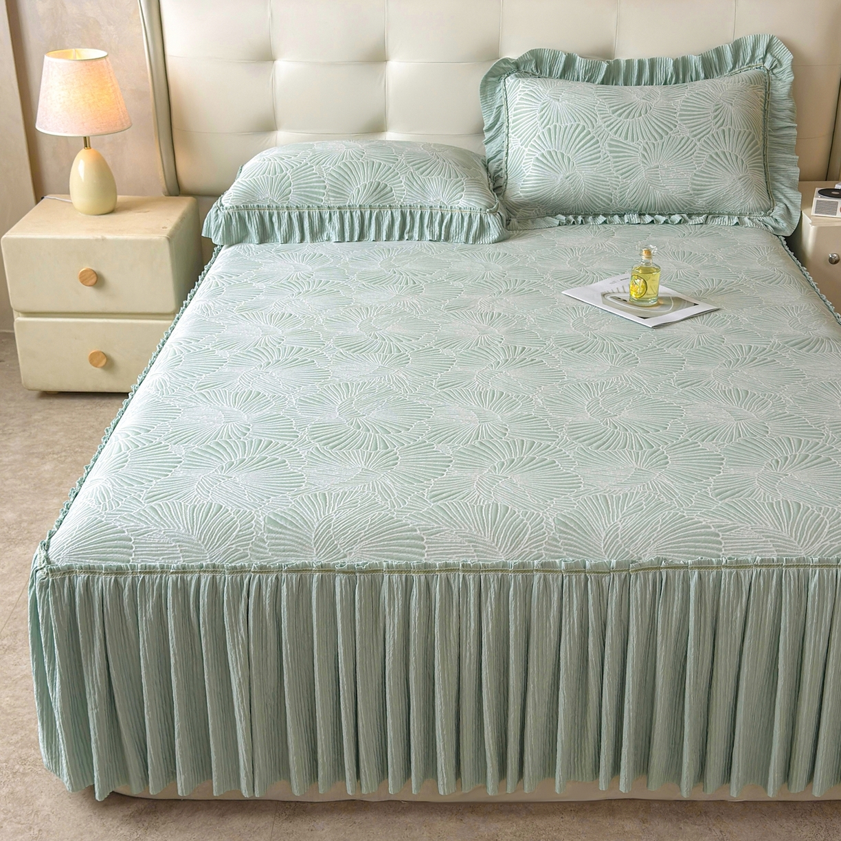 91家纺网 家纺一手货源 找家纺 牵梦萦家纺 2026新款立体浮雕压花工艺凉感豆豆凉席-床裙款 银杏叶-绿色