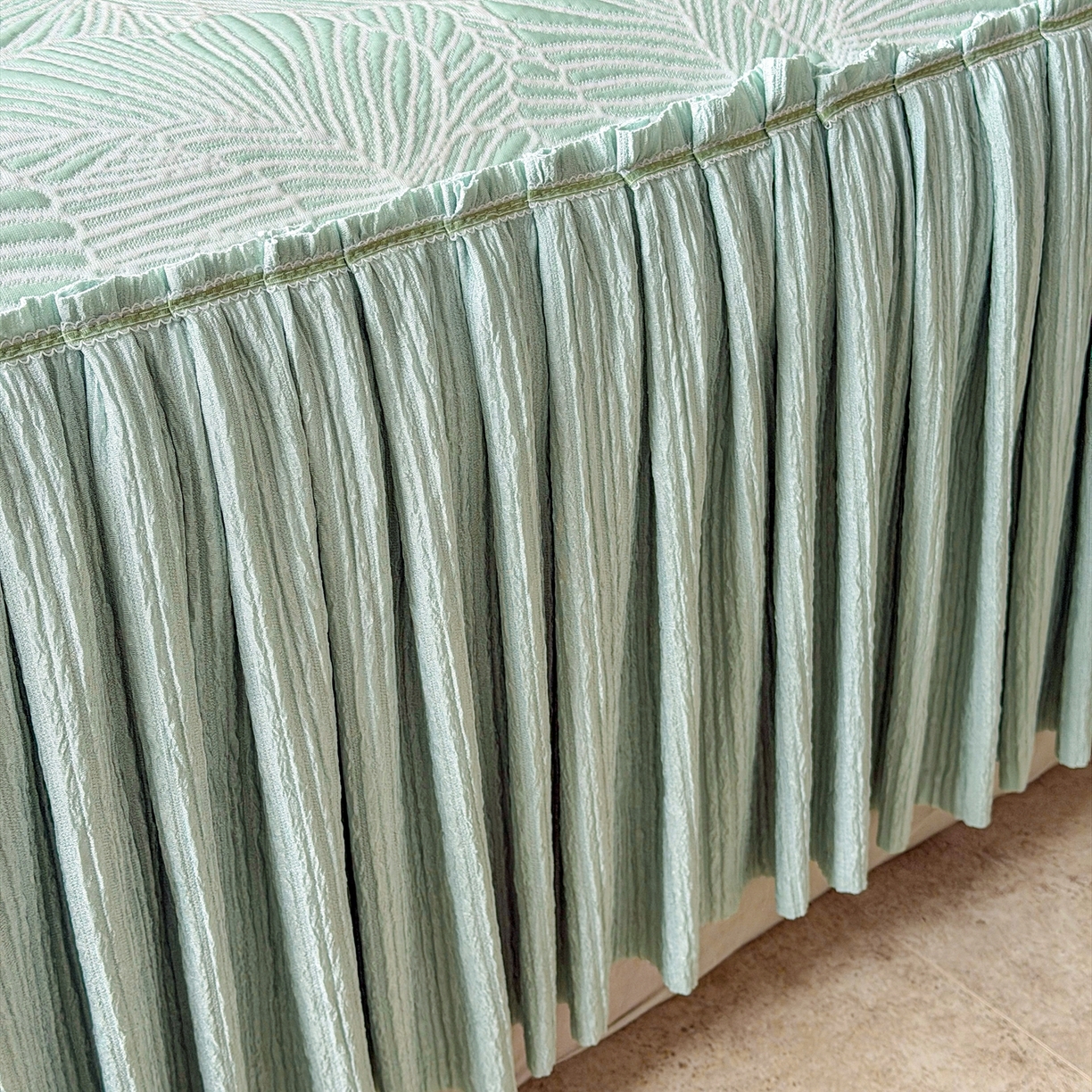 91家纺网 家纺一手货源 找家纺 牵梦萦家纺 2026新款立体浮雕压花工艺凉感豆豆凉席-床裙款 银杏叶-绿色