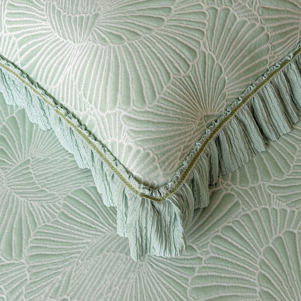 91家纺网 家纺一手货源 找家纺 牵梦萦家纺 2026新款立体浮雕压花工艺凉感豆豆凉席-床裙款 银杏叶-绿色