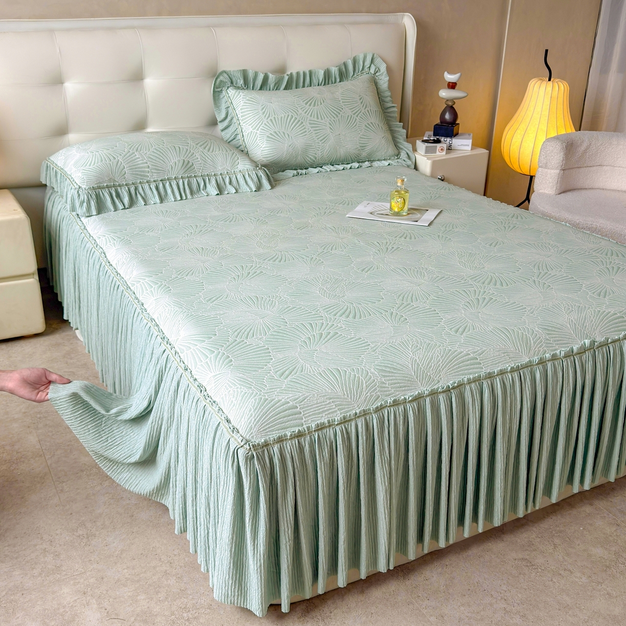 91家纺网 家纺一手货源 找家纺 牵梦萦家纺 2026新款立体浮雕压花工艺凉感豆豆凉席-床裙款 银杏叶-绿色