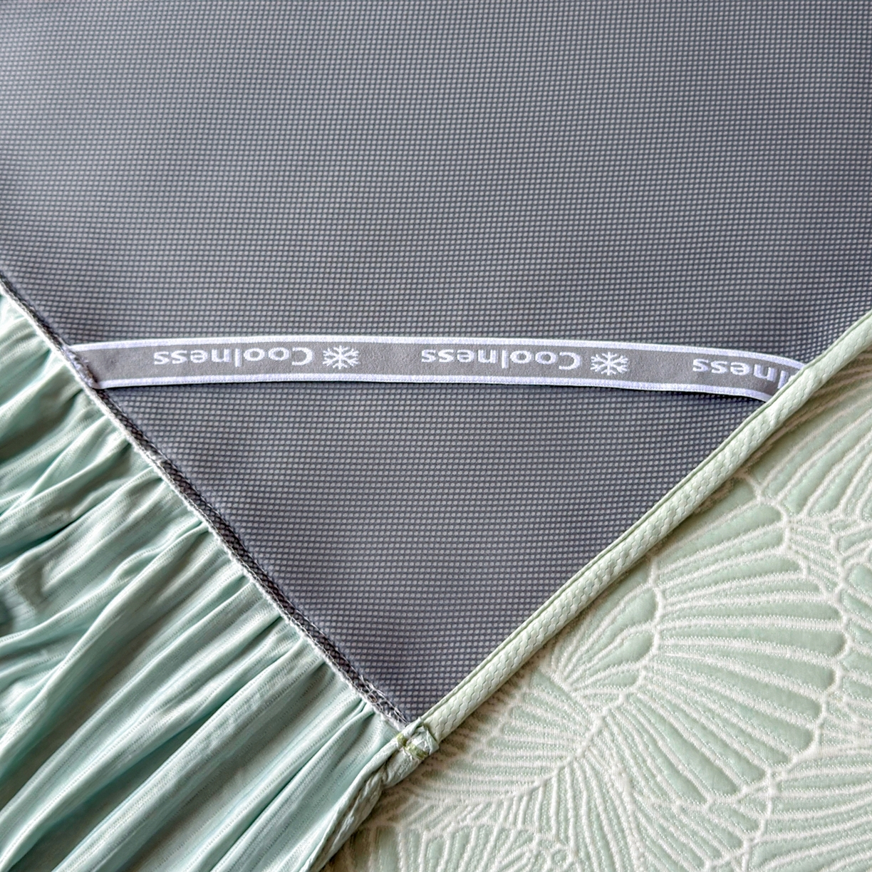 91家纺网 家纺一手货源 找家纺 牵梦萦家纺 2026新款立体浮雕压花工艺凉感豆豆凉席-床裙款 银杏叶-绿色