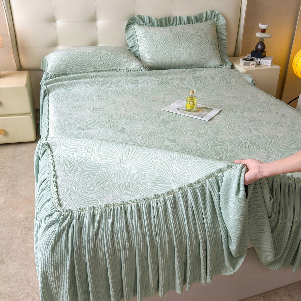 91家纺网 家纺一手货源 找家纺 牵梦萦家纺 2026新款立体浮雕压花工艺凉感豆豆凉席-床裙款 银杏叶-绿色