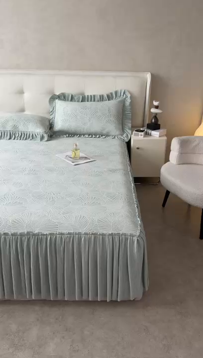 91家纺网 家纺一手货源 找家纺 牵梦萦家纺 2026新款立体浮雕压花工艺凉感豆豆凉席-床裙款 银杏叶-绿色