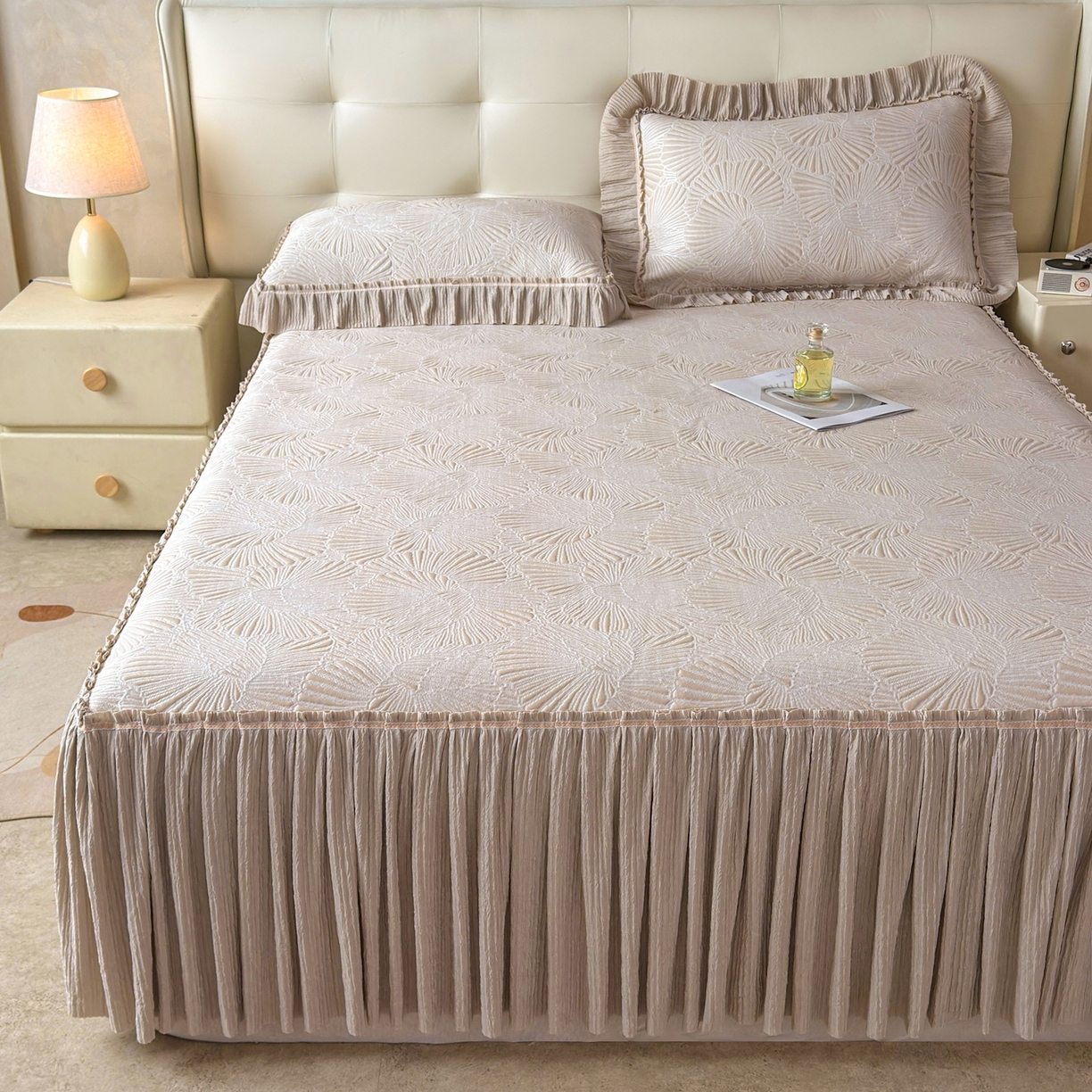 91家纺网 家纺一手货源 找家纺 牵梦萦家纺 2026新款立体浮雕压花工艺凉感豆豆凉席-床裙款 银杏叶-香槟