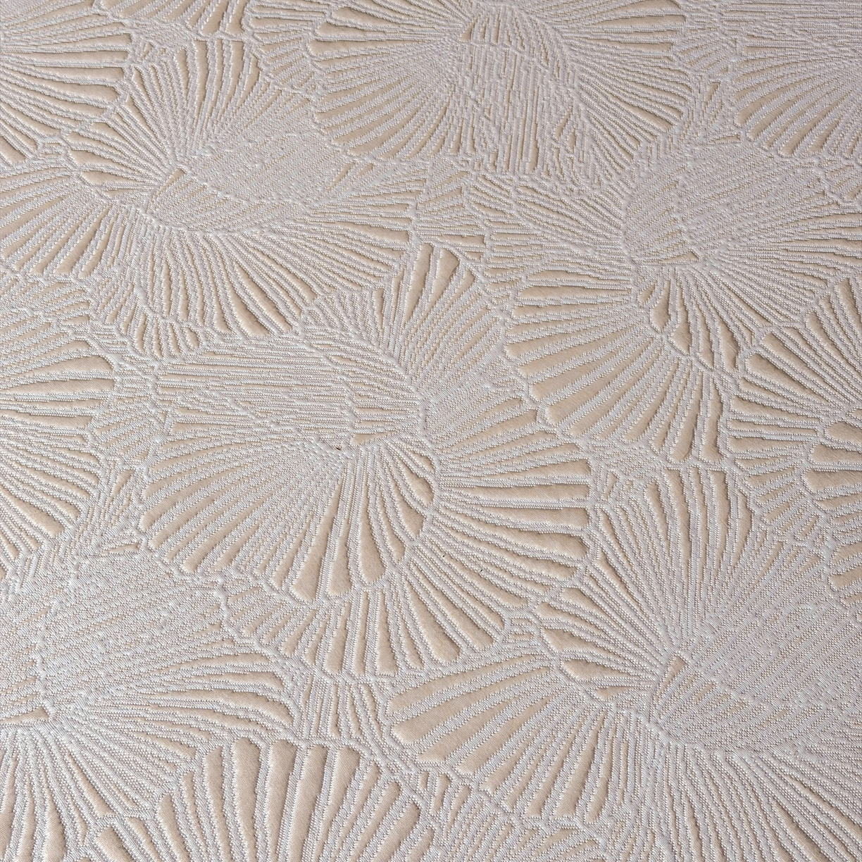 91家纺网 家纺一手货源 找家纺 牵梦萦家纺 2026新款立体浮雕压花工艺凉感豆豆凉席-床裙款 银杏叶-香槟