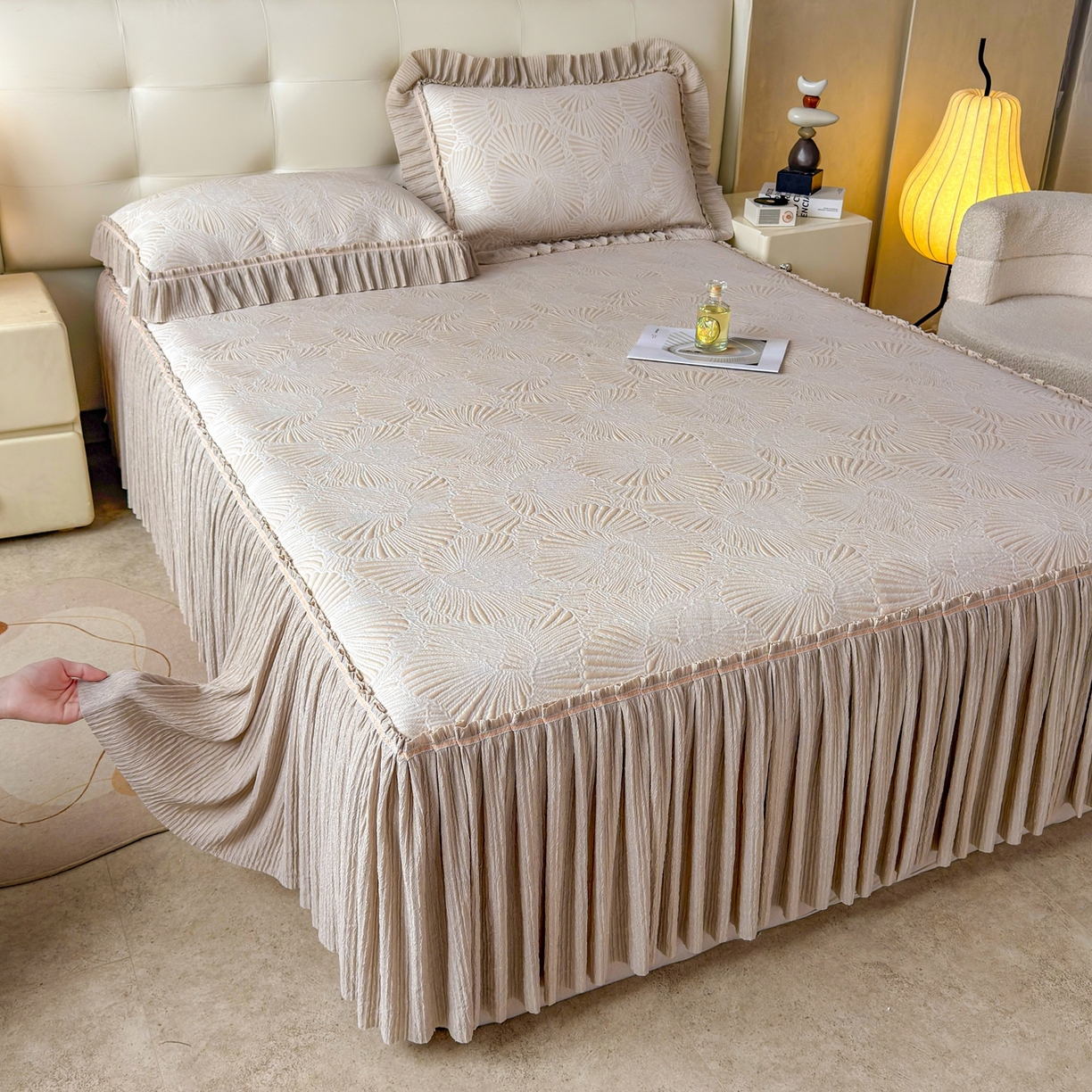 91家纺网 家纺一手货源 找家纺 牵梦萦家纺 2026新款立体浮雕压花工艺凉感豆豆凉席-床裙款 银杏叶-香槟