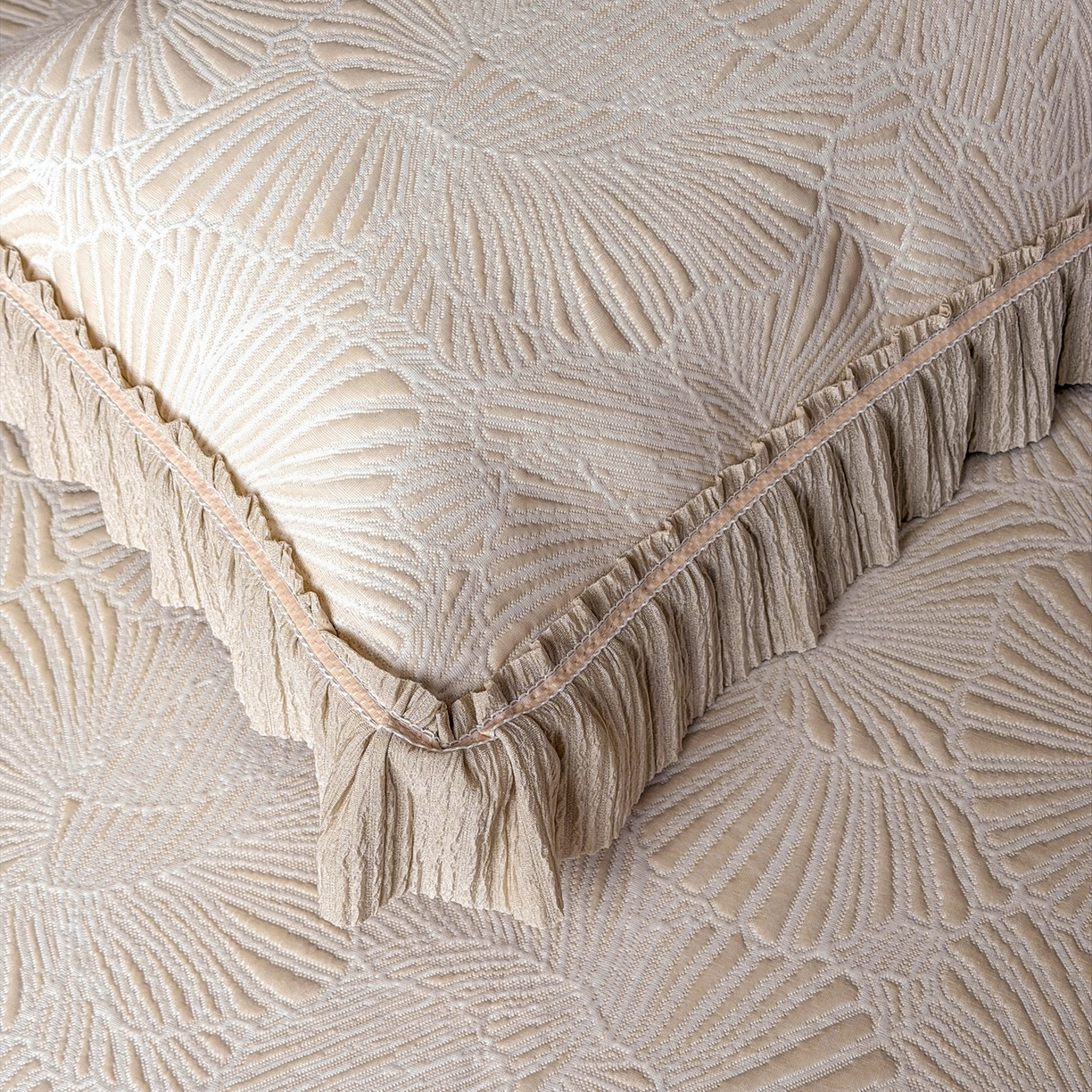 91家纺网 家纺一手货源 找家纺 牵梦萦家纺 2026新款立体浮雕压花工艺凉感豆豆凉席-床裙款 银杏叶-香槟