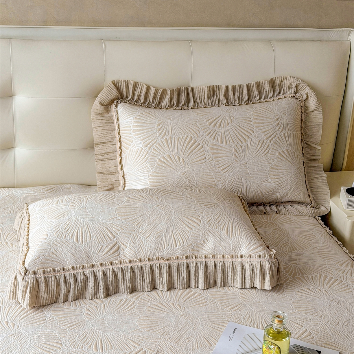 91家纺网 家纺一手货源 找家纺 牵梦萦家纺 2026新款立体浮雕压花工艺凉感豆豆凉席-床裙款 银杏叶-香槟