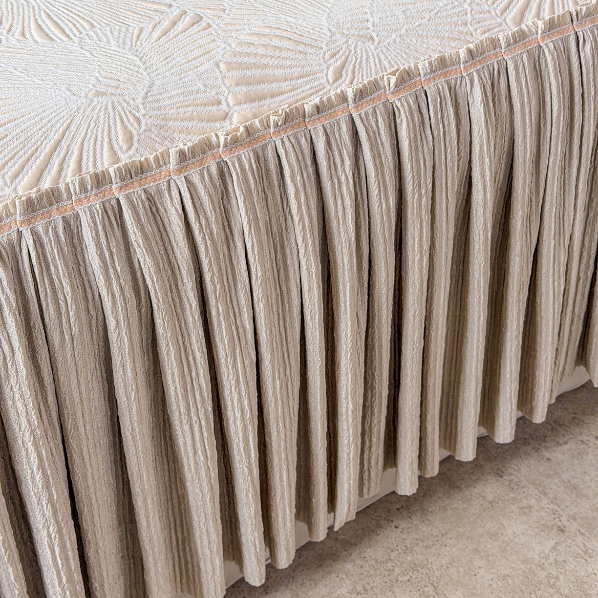 91家纺网 家纺一手货源 找家纺 牵梦萦家纺 2026新款立体浮雕压花工艺凉感豆豆凉席-床裙款 银杏叶-香槟