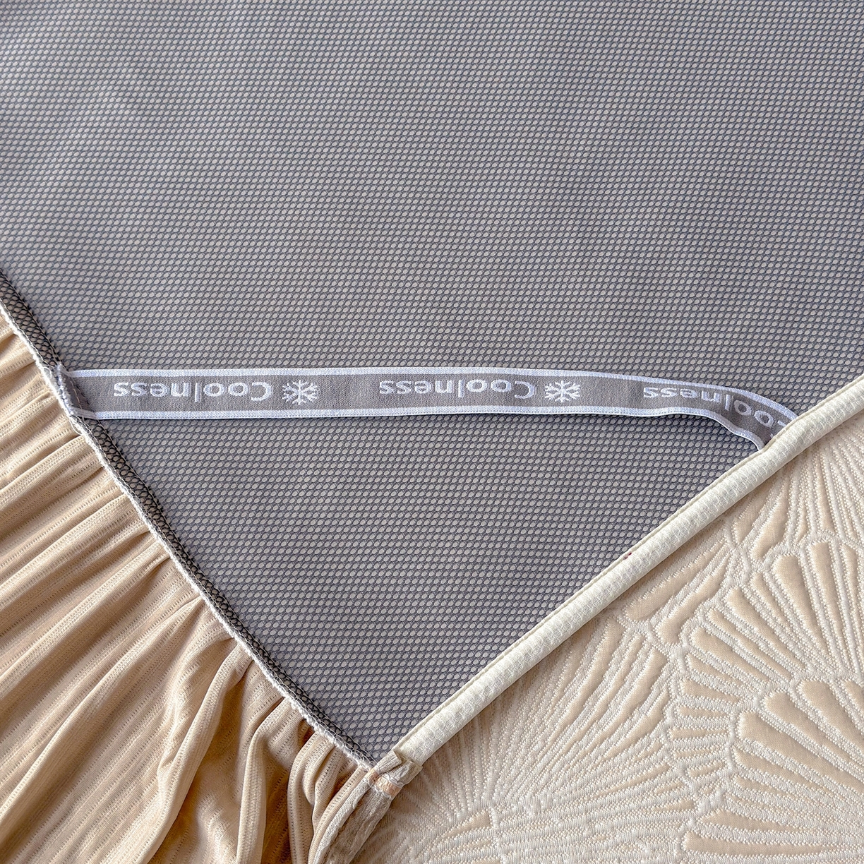 91家纺网 家纺一手货源 找家纺 牵梦萦家纺 2026新款立体浮雕压花工艺凉感豆豆凉席-床裙款 银杏叶-香槟