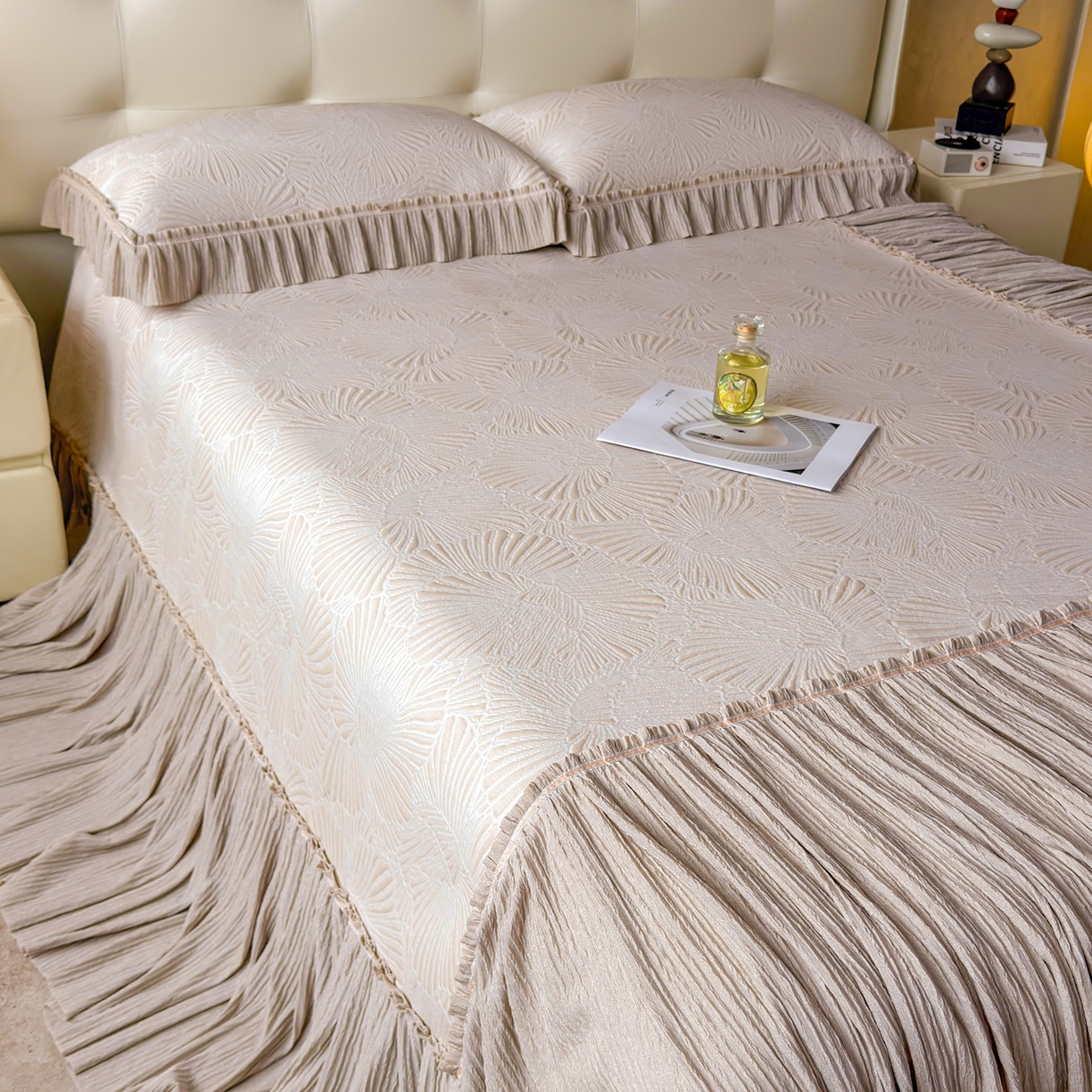 91家纺网 家纺一手货源 找家纺 牵梦萦家纺 2026新款立体浮雕压花工艺凉感豆豆凉席-床裙款 银杏叶-香槟