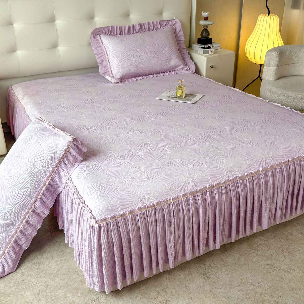 91家纺网 家纺一手货源 找家纺 牵梦萦家纺 2026新款立体浮雕压花工艺凉感豆豆凉席-床裙款 银杏叶-紫色