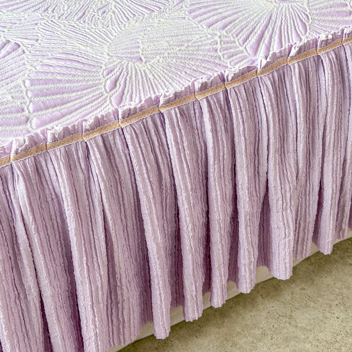 91家纺网 家纺一手货源 找家纺 牵梦萦家纺 2026新款立体浮雕压花工艺凉感豆豆凉席-床裙款 银杏叶-紫色