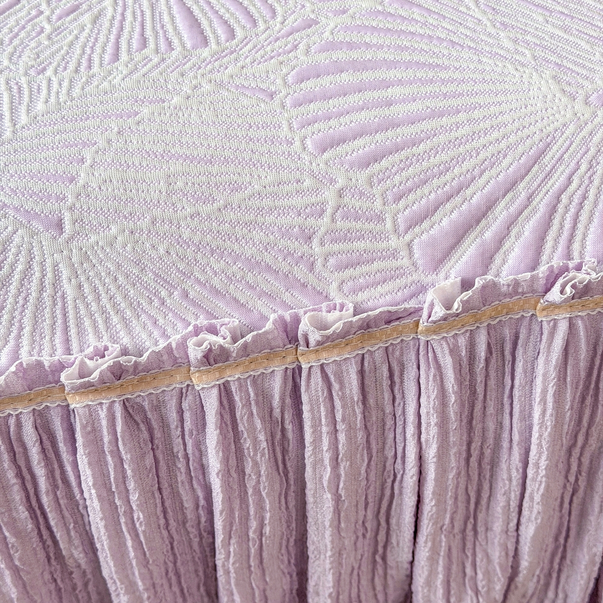 91家纺网 家纺一手货源 找家纺 牵梦萦家纺 2026新款立体浮雕压花工艺凉感豆豆凉席-床裙款 银杏叶-紫色