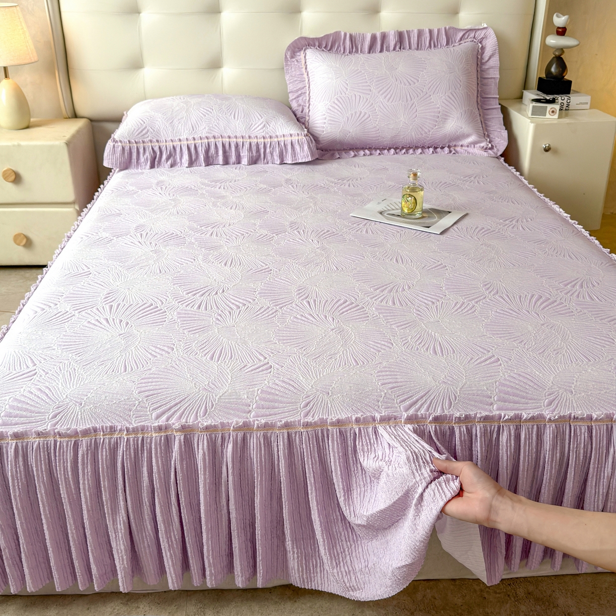 91家纺网 家纺一手货源 找家纺 牵梦萦家纺 2026新款立体浮雕压花工艺凉感豆豆凉席-床裙款 银杏叶-紫色