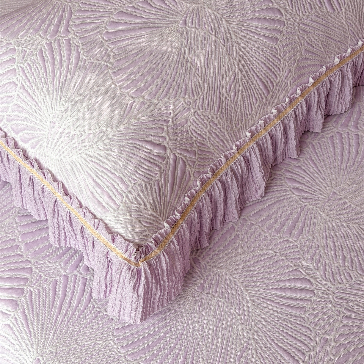 91家纺网 家纺一手货源 找家纺 牵梦萦家纺 2026新款立体浮雕压花工艺凉感豆豆凉席-床裙款 银杏叶-紫色