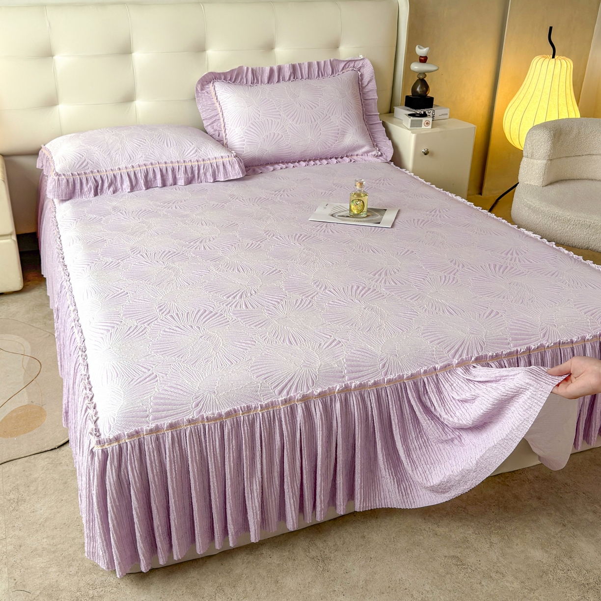 91家纺网 家纺一手货源 找家纺 牵梦萦家纺 2026新款立体浮雕压花工艺凉感豆豆凉席-床裙款 银杏叶-紫色
