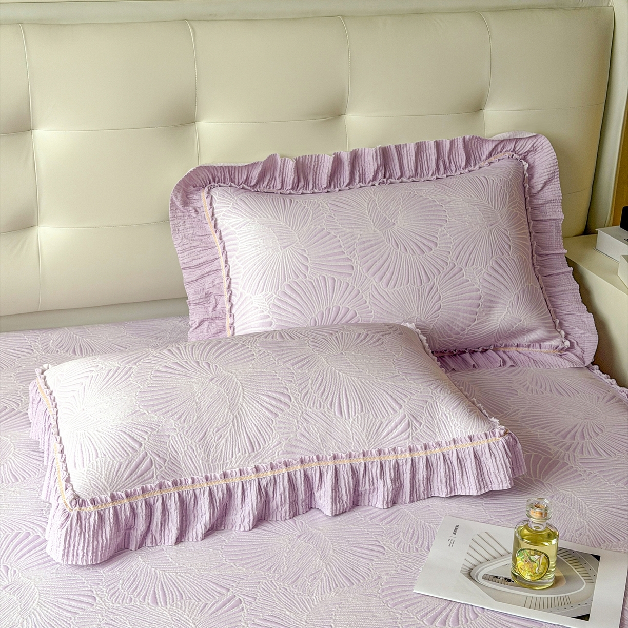 91家纺网 家纺一手货源 找家纺 牵梦萦家纺 2026新款立体浮雕压花工艺凉感豆豆凉席-床裙款 银杏叶-紫色
